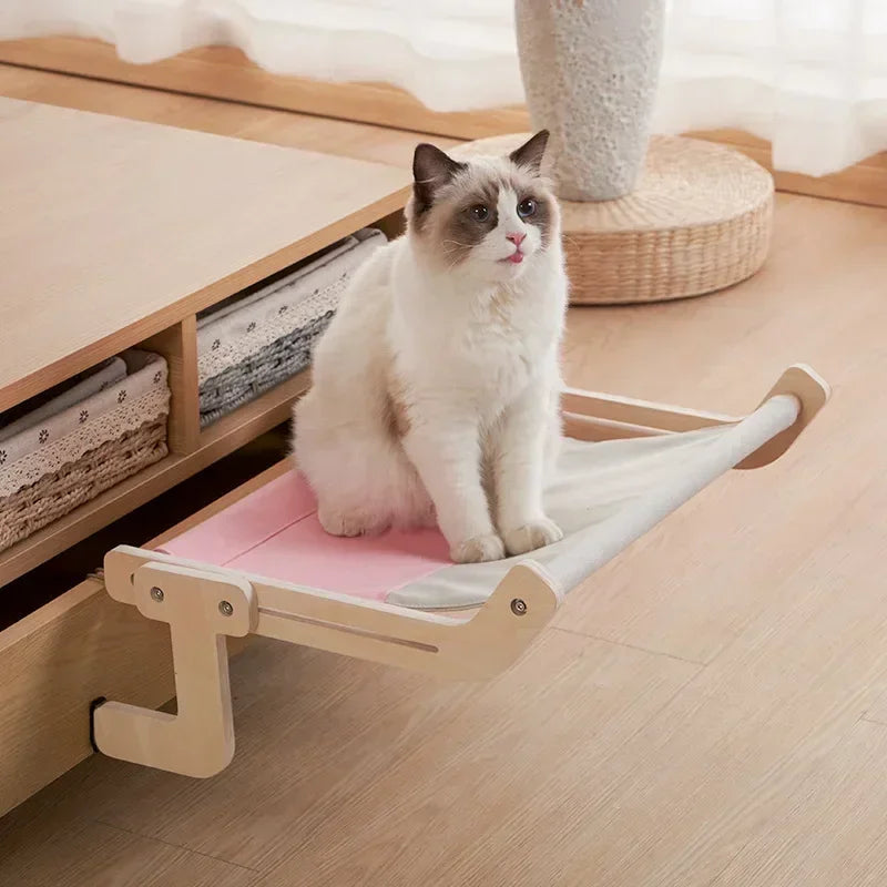 寝床選びの悩みに｜猫用木製ハンモックベッド — 壁際やベッド横にも置きやすい省スペース設計